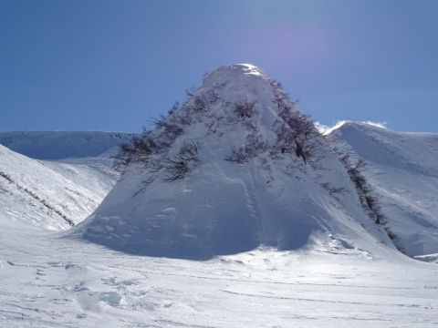 阳光蓝色天空冬天寒冷雪山