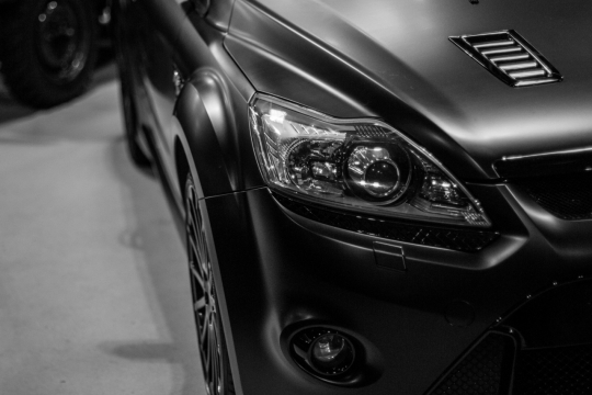 黑白福特福克斯轿车正面