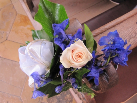 木质长椅上文艺玫瑰花朵装饰