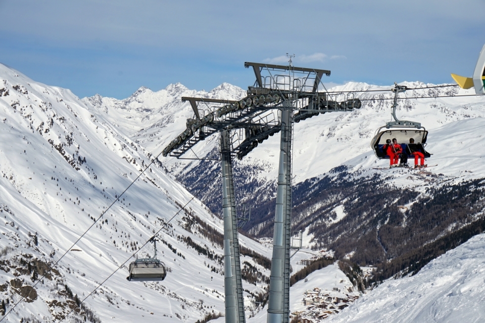 高处俯拍雪山登山缆车风景美图