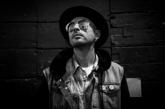 黑白城市墙壁前戴墨镜帽子成年男性