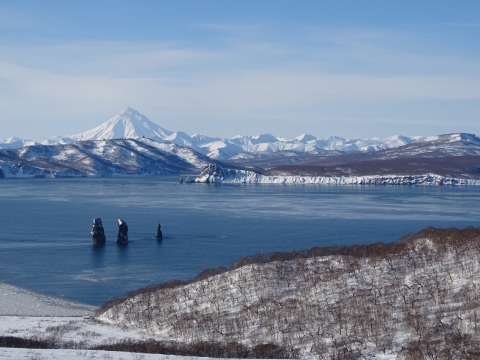 晴朗天空洁白雪山湖泊风景高清特写