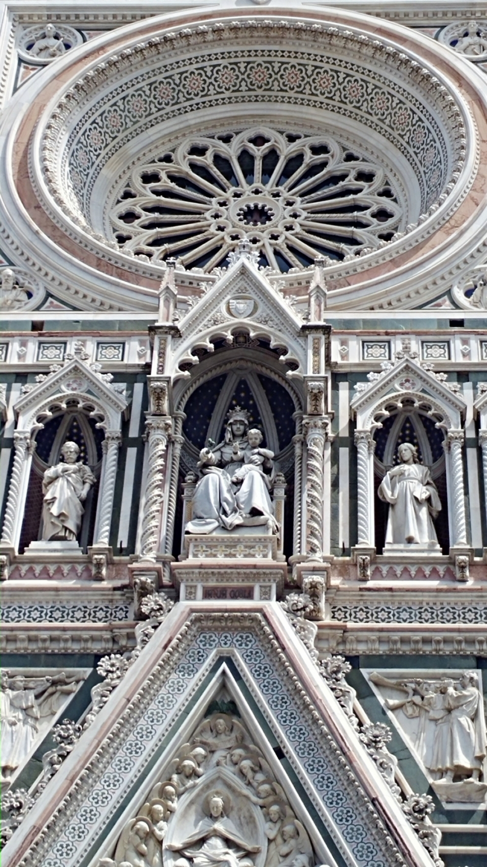 神圣花之圣母大教堂上精美的雕像