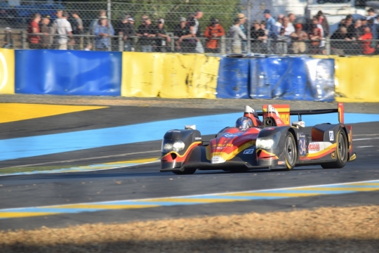 奔驰在赛道上造型炫酷的方程式赛车