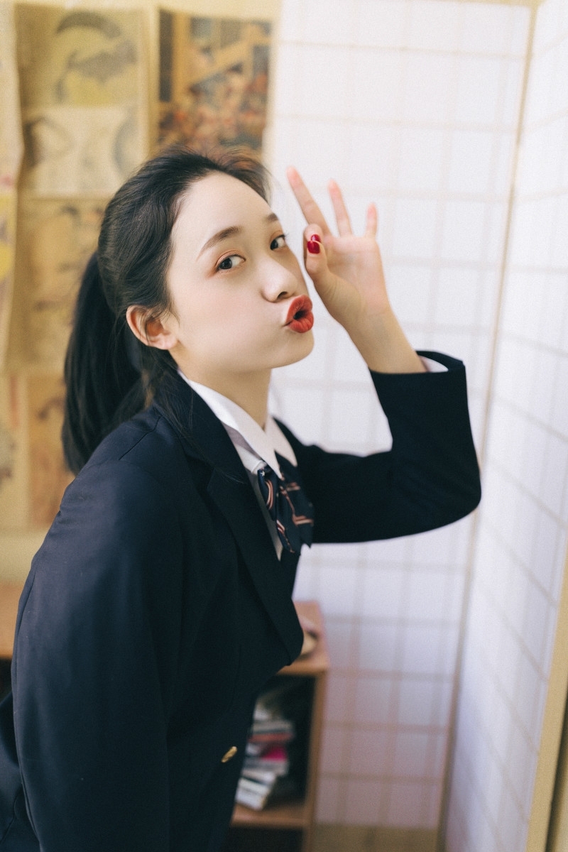 清纯可爱美少女学生制服写真图片