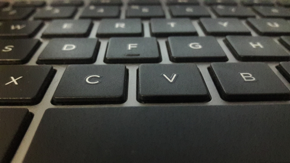 笔记本电脑黑色键盘的近距离特写