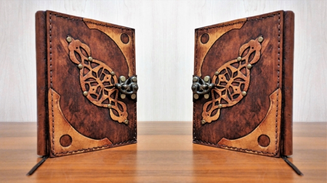 室内白色墙壁前木制桌面复古笔记本