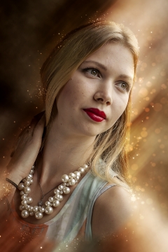 人物摄影_梦幻背景金色长发戴珍珠项链女性