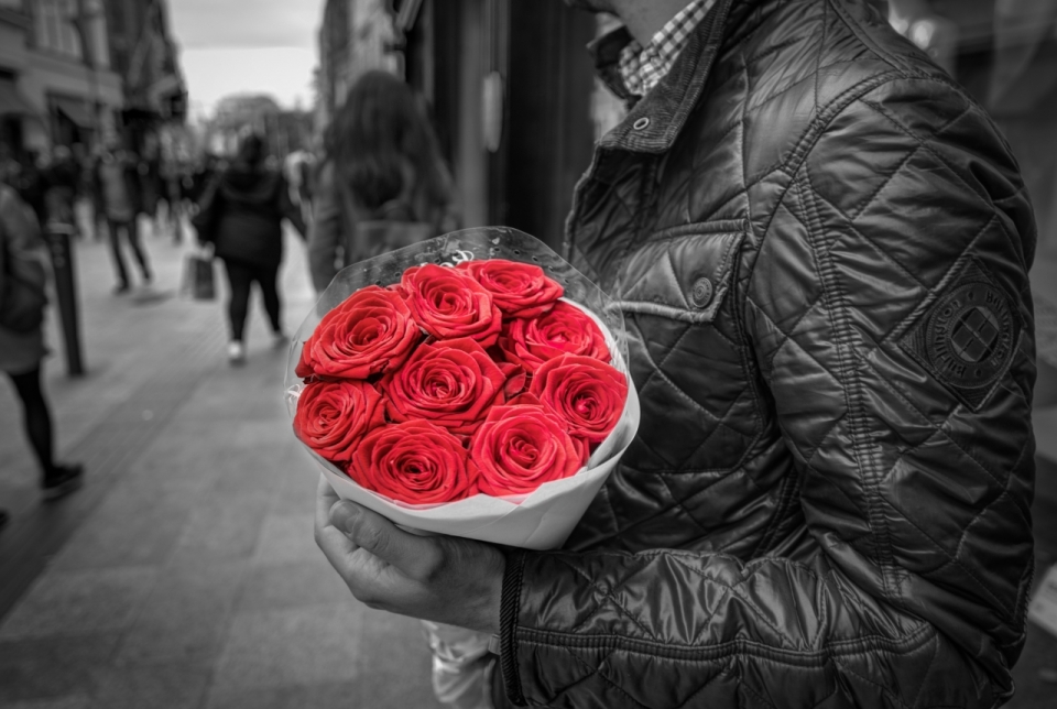 拿着一捆玫瑰花的男子黑白摄影
