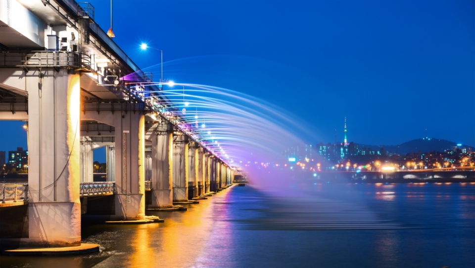 桥梁下高压水枪喷射出的水花彩色灯光照射美景摄影