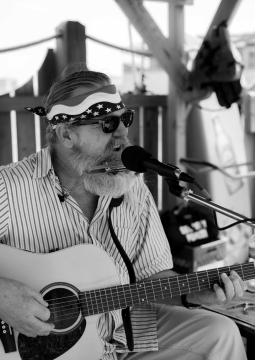 黑白城市街道弹奏吉他唱歌男性