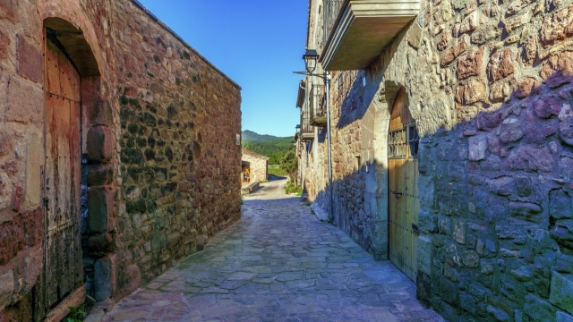 阳光蓝色天空古老石砖建筑