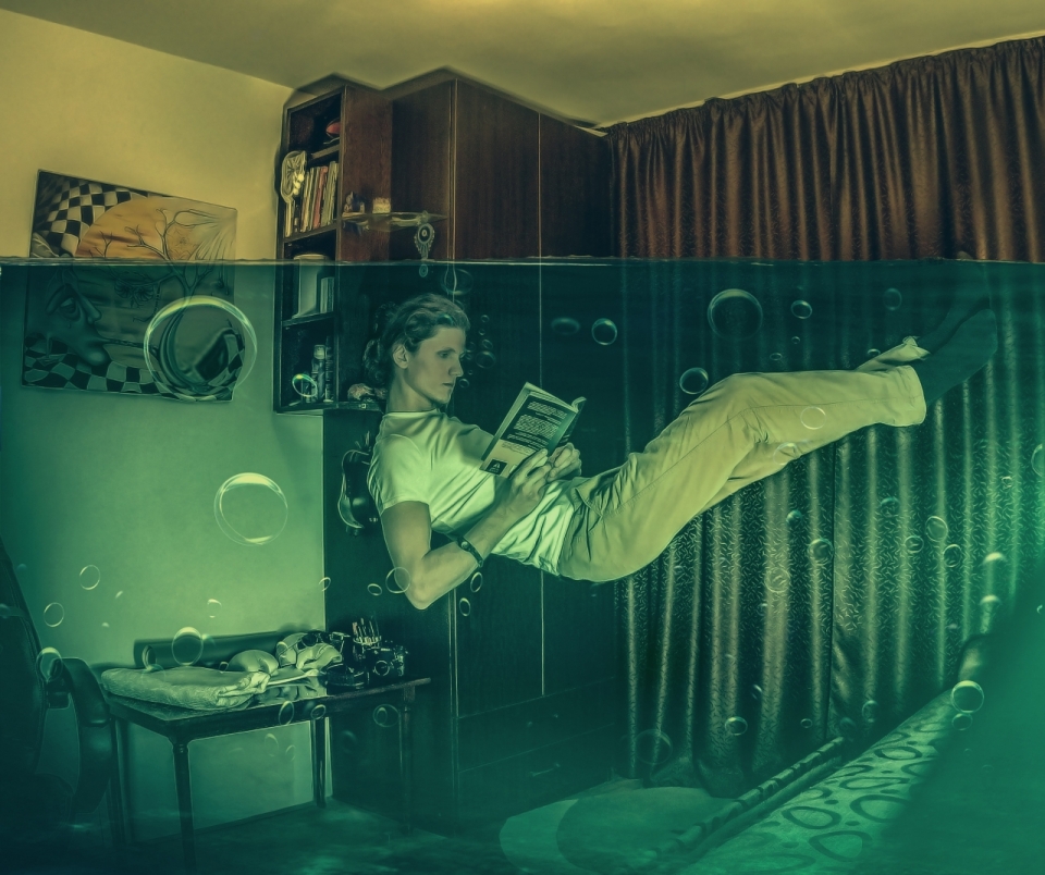 奇幻合成建筑室内水下阅读书本男性
