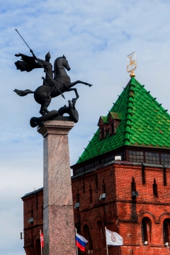 红砖绿顶房屋矗立长矛骑士雕像建筑