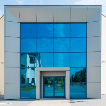 蓝色玻璃窗墙体和玻璃门