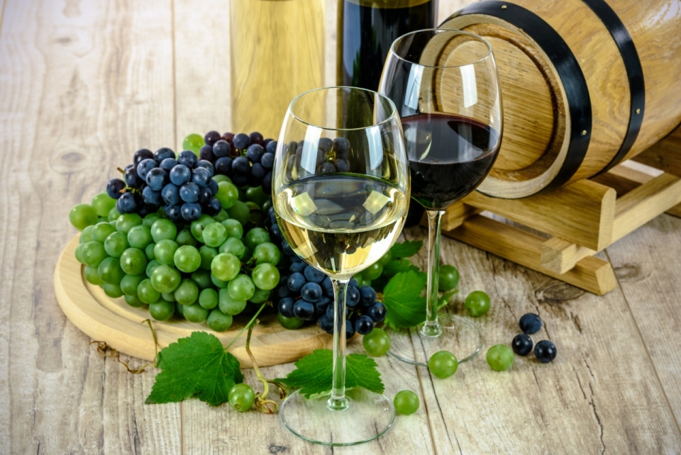 葡萄与葡萄酒木桌静物摄影