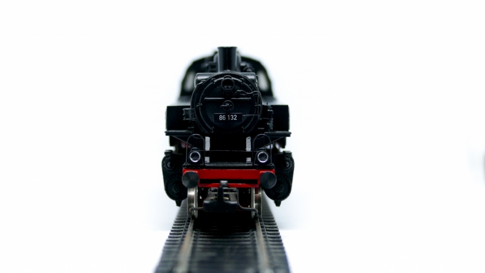 白色背景黑色火车模型玩具