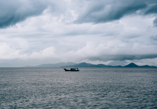乌云翻滚海面航行渔船外景