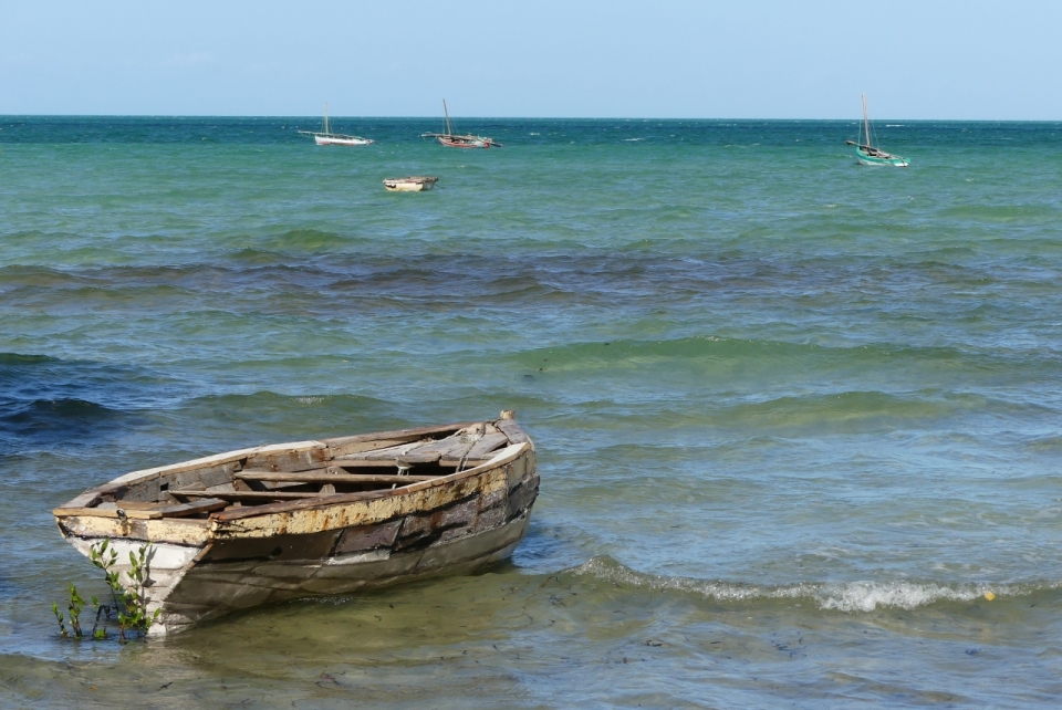 阳光户外自然蓝色大海木制小船