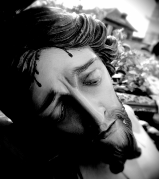 黑白教堂内闭眼耶稣宗教塑像