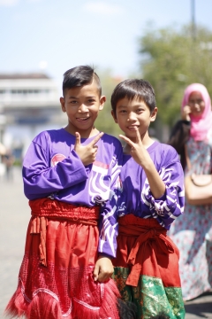 阳光城市街道穿传统服装短发男孩