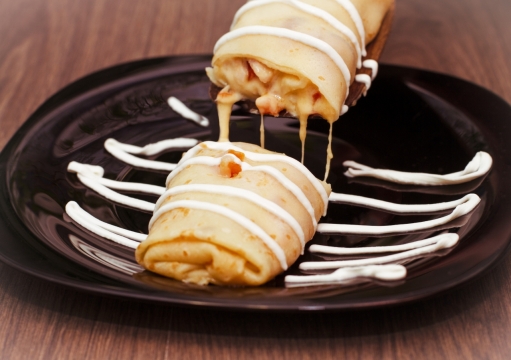 黑色餐盘经典鸡肉卷色拉酱料美食