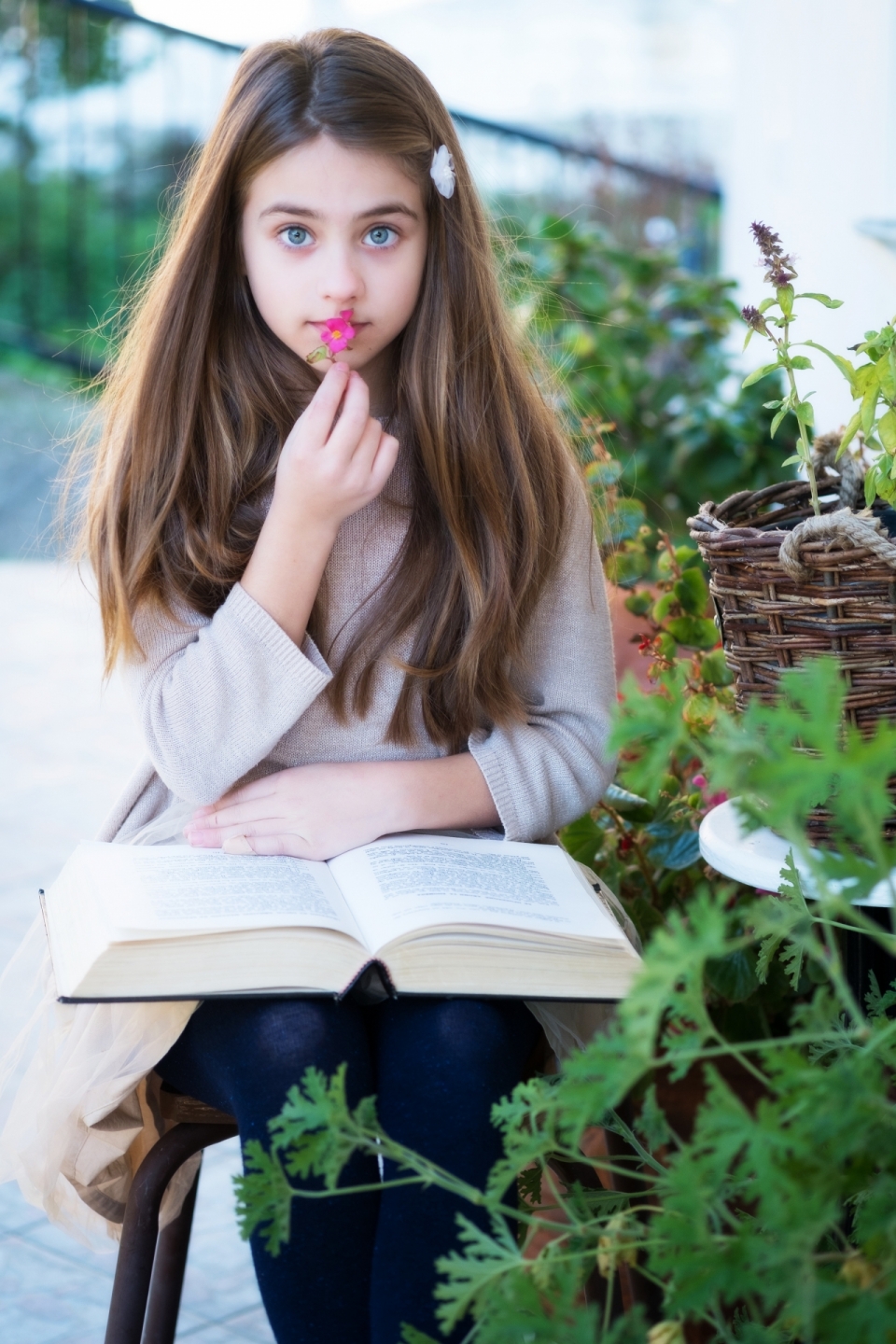 花架旁看书的可爱美少女
