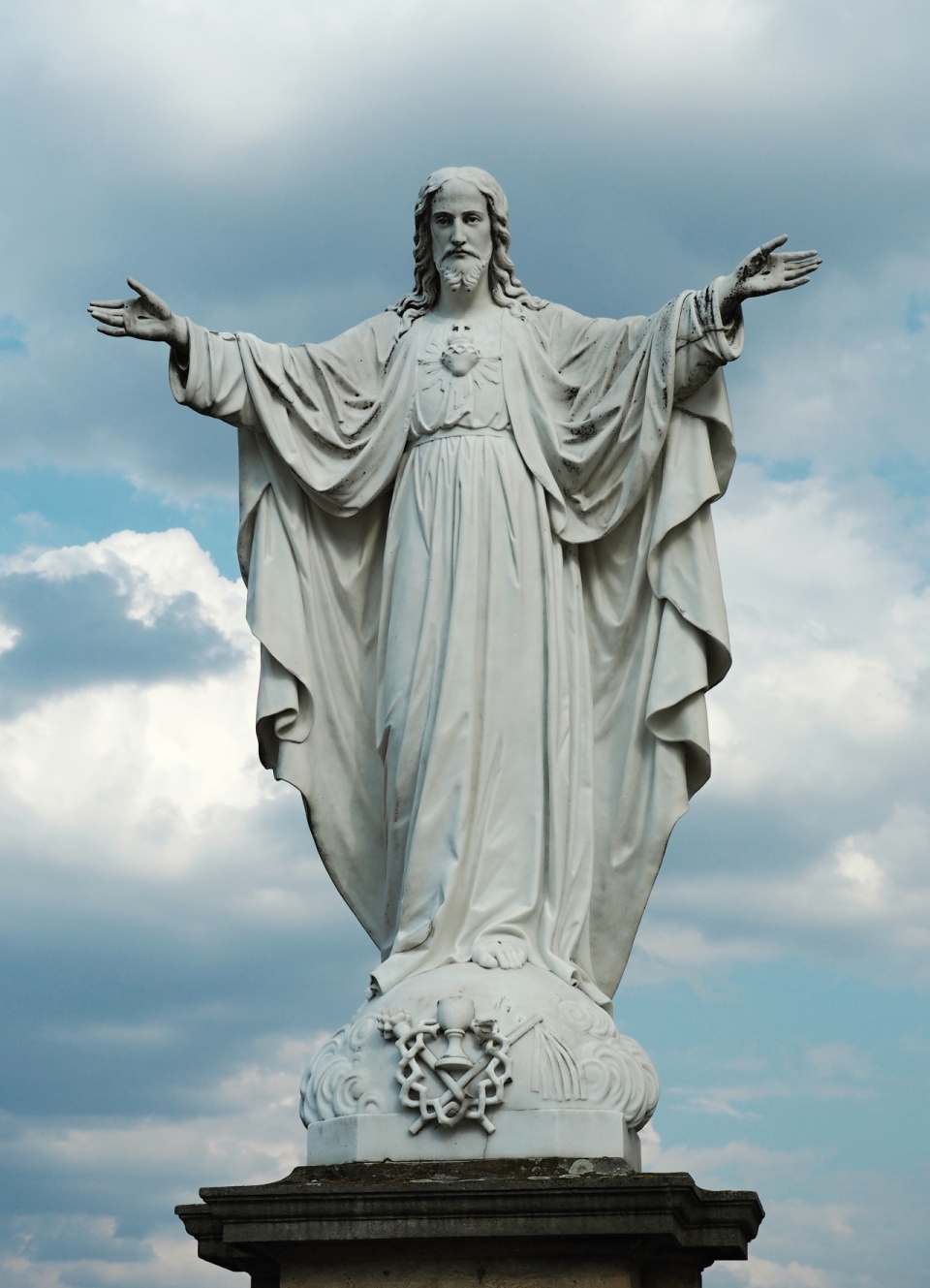 白云天空下的耶稣雕像