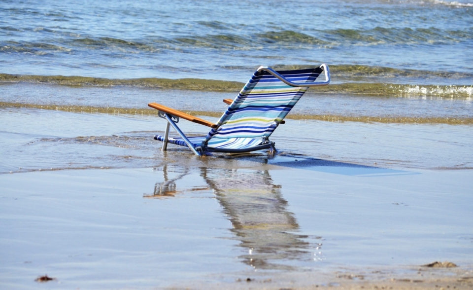海浪冲击沙滩摆放躺椅清新外景
