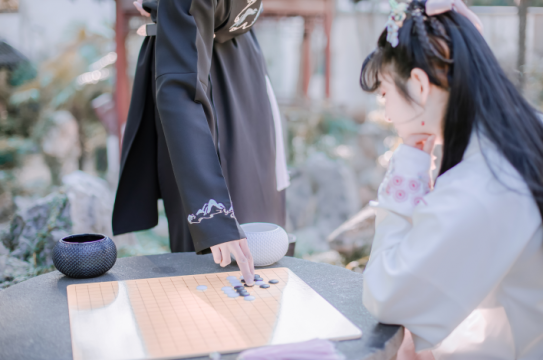 古装汉服情侣斗棋写真