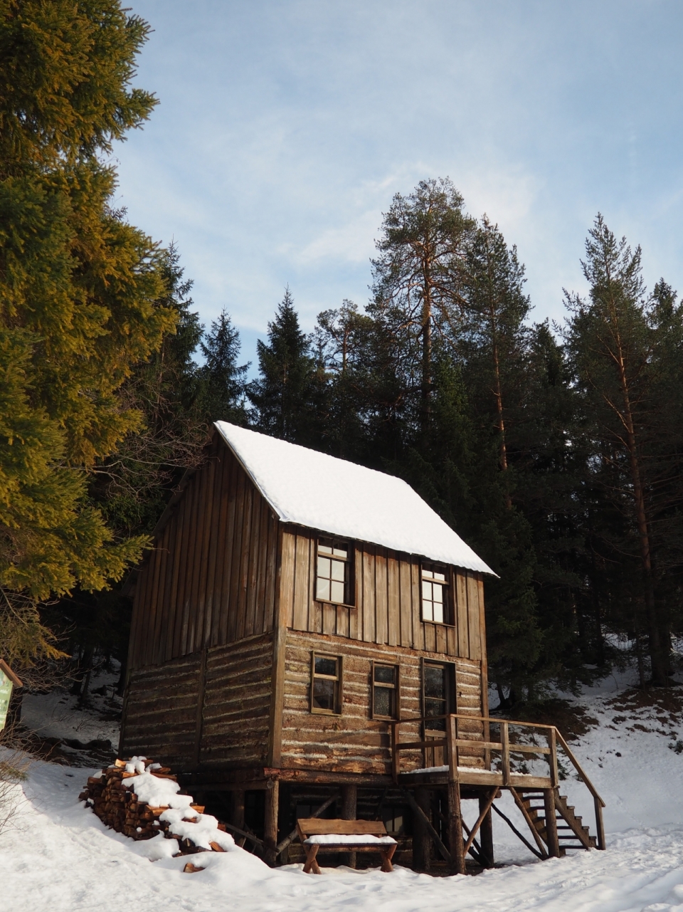 雪中木屋建筑外观风景