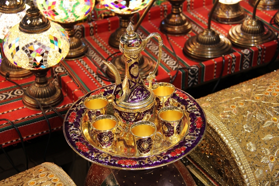 传统民族精美装饰彩色器皿