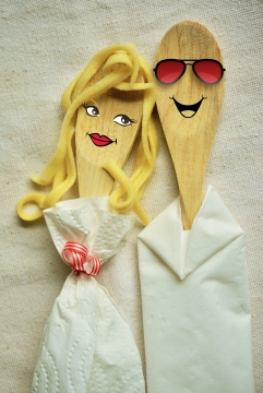 桌布上木勺纸巾创意造型摆拍