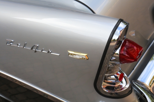 灰色轿车红色后车灯商标标识细节特写