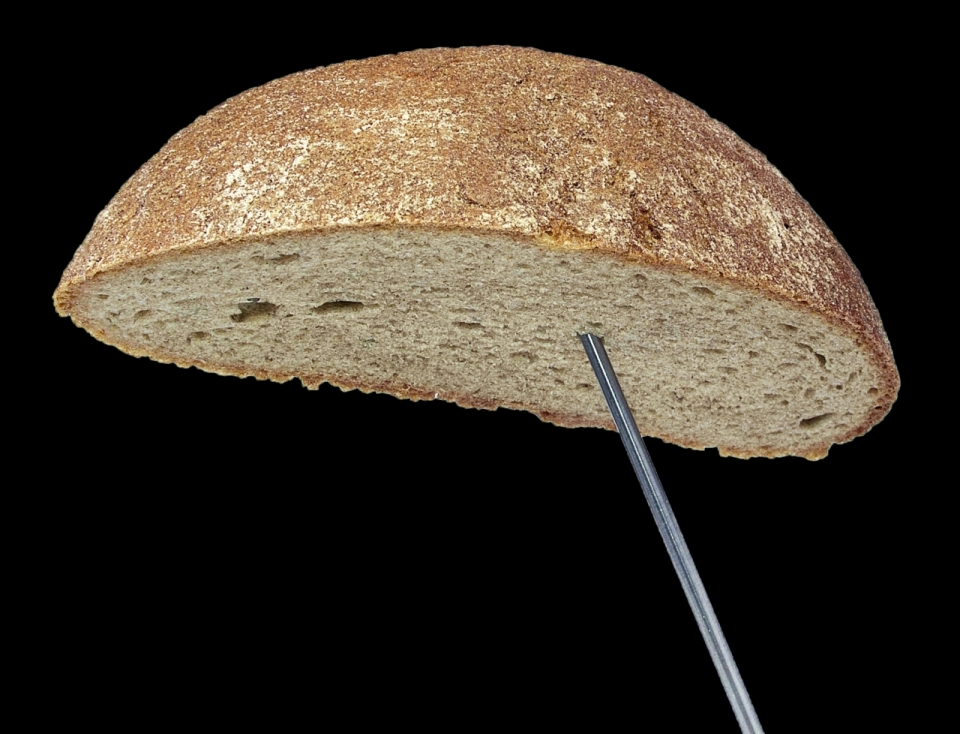 黑色背景铁棍插起来的半片面包