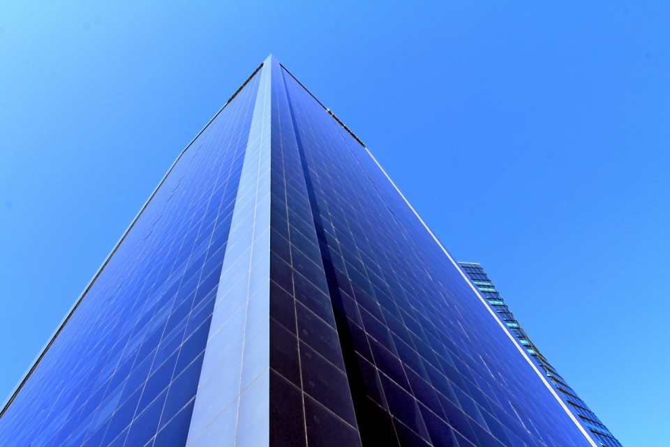 蓝色天空阳光下现代高楼大厦建筑