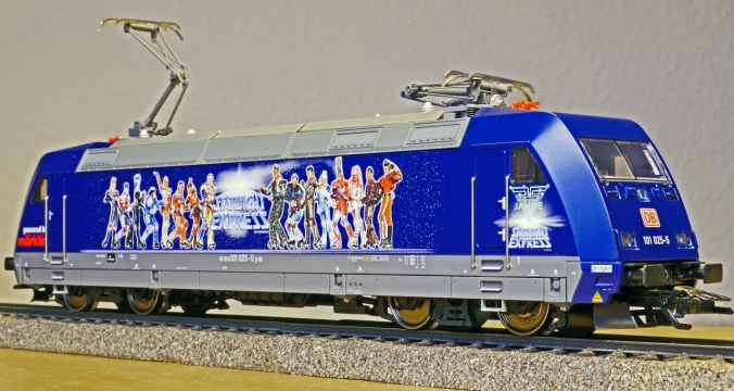 铁轨上停放的星光快车广告有轨电车