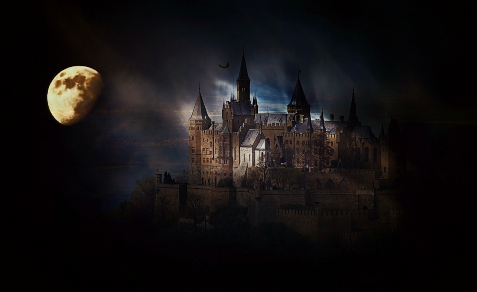 有月光的夜晚下城堡建筑的唯美摄影