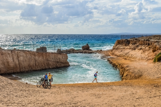 蓝色天空自然大海陆地行人