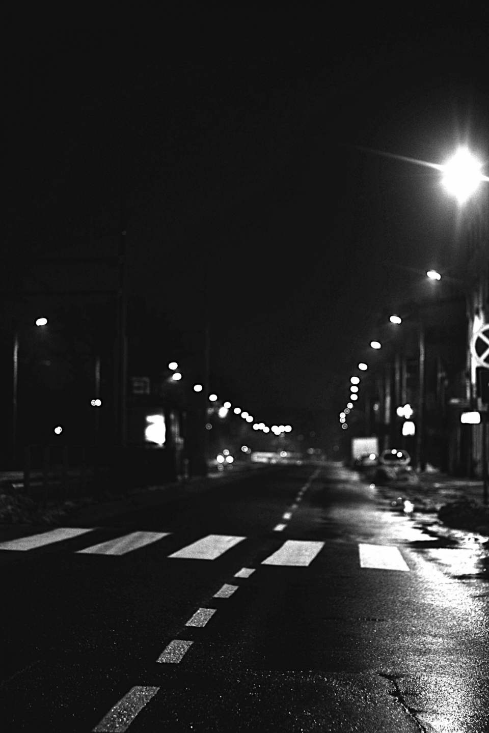 雨后夜晚城市道路街景高清图片下载_风光城市图片_乐