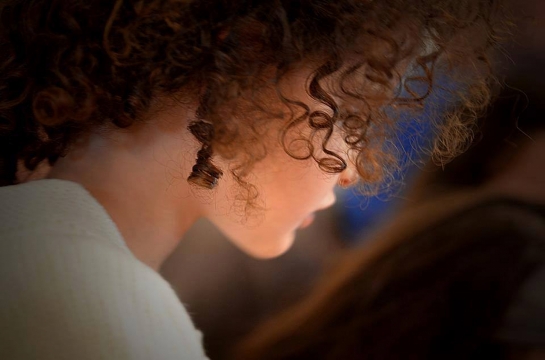 卷发穿白色毛衣可爱女孩后侧面