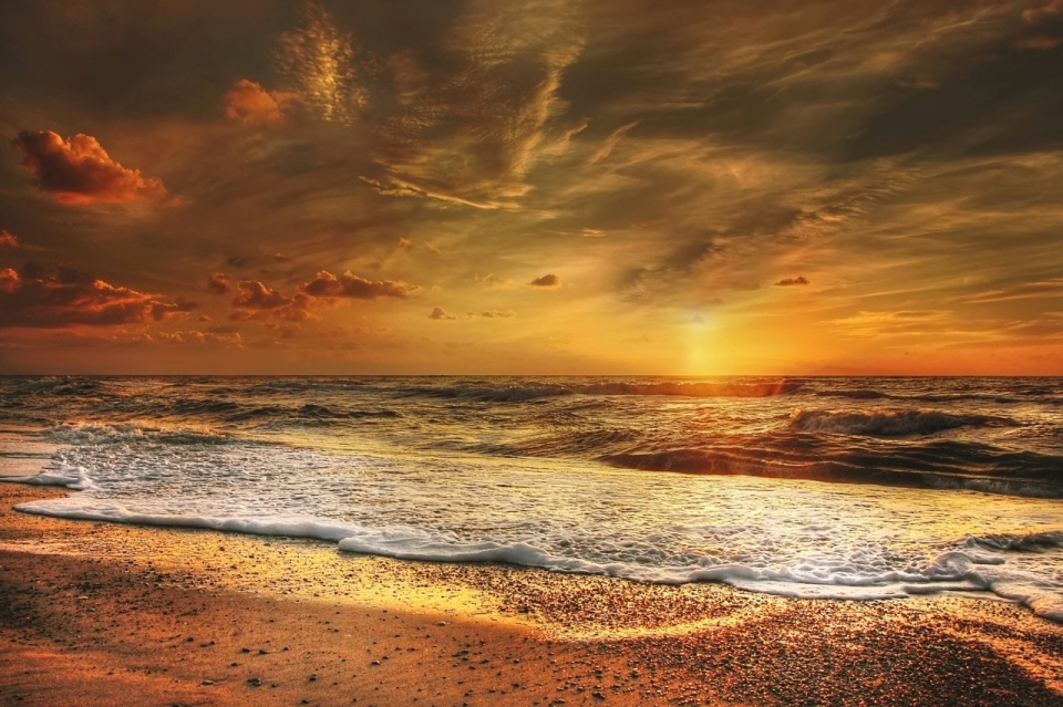夕阳下的大海和沙滩风景唯美摄影