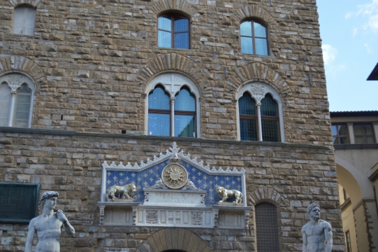 中世纪风格商店门前人物雕塑街拍