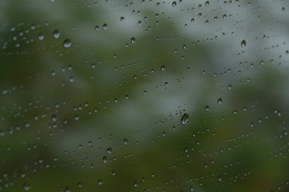 阴雨季节室内窗户水珠高清特写