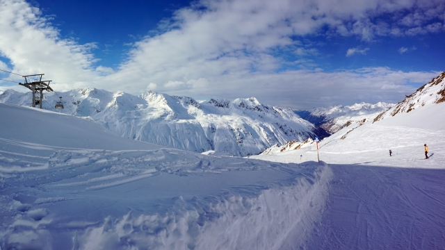 洁白无瑕雪山悬崖峭壁极限风景