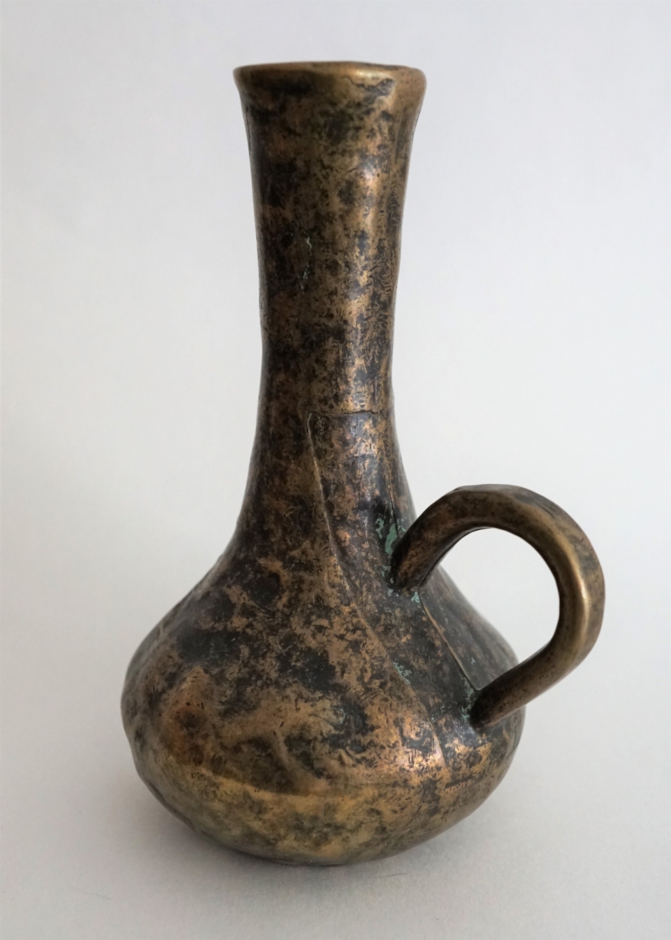 白色背景古典文艺艺术金属花瓶
