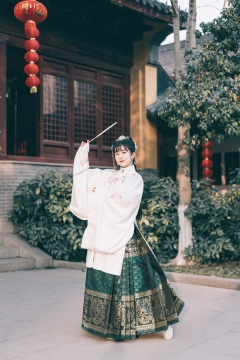 古风持扇外景少女图