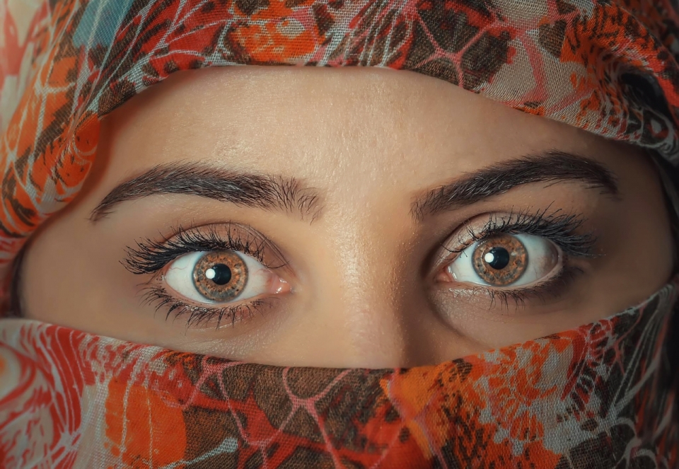 少女非常漂亮的棕色眼球特写照
