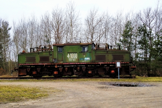 铁轨上巨大绿色铁皮火车外观