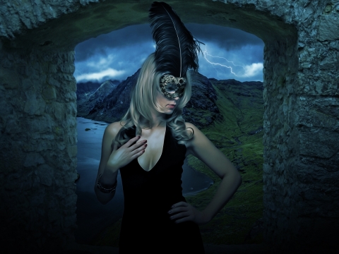 美女黑色羽毛低胸金发石拱门天空湖海